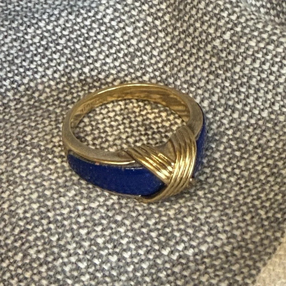 VTG Avon Ring Gold Tone Sz 7.5 Criss Cross Design Band Navy Blue Retro 90s Y2K